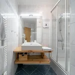 Bellevue Apartment *